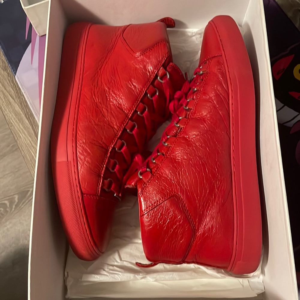 Authentic red arenas